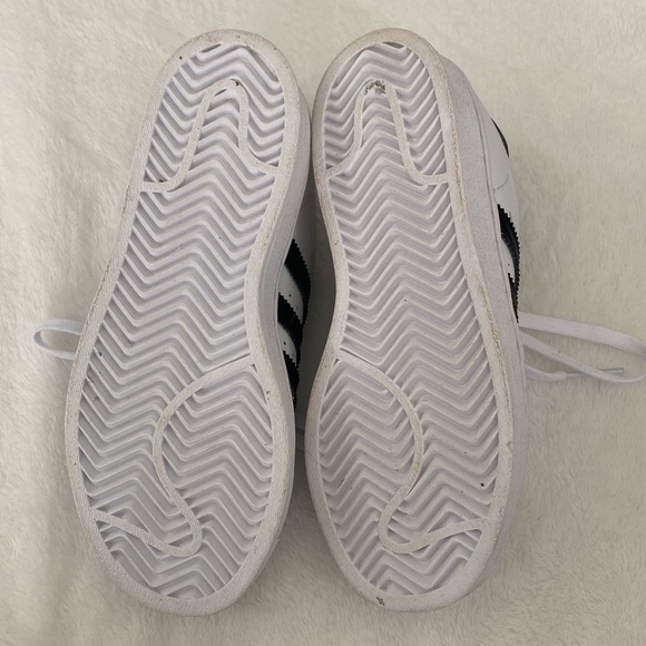 Adidas LIKE NEW Kids size US 13.5 sneakers - Picture 4 of 8